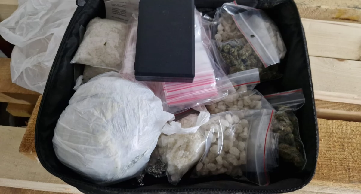 Kronika policyjna, Policja przejęła ponad kilogram narkotyków latek aresztowany - zdjęcie, fotografia