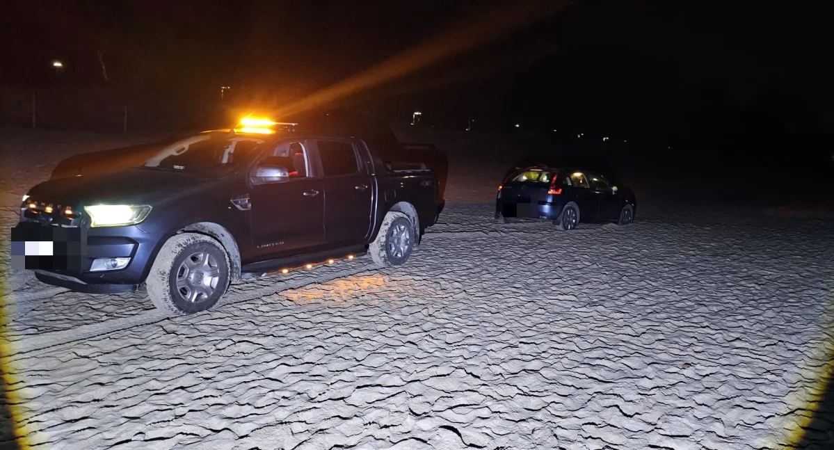Wiadomości, Zaparkował plaży zostawił kartkę szybie odholowane - zdjęcie, fotografia