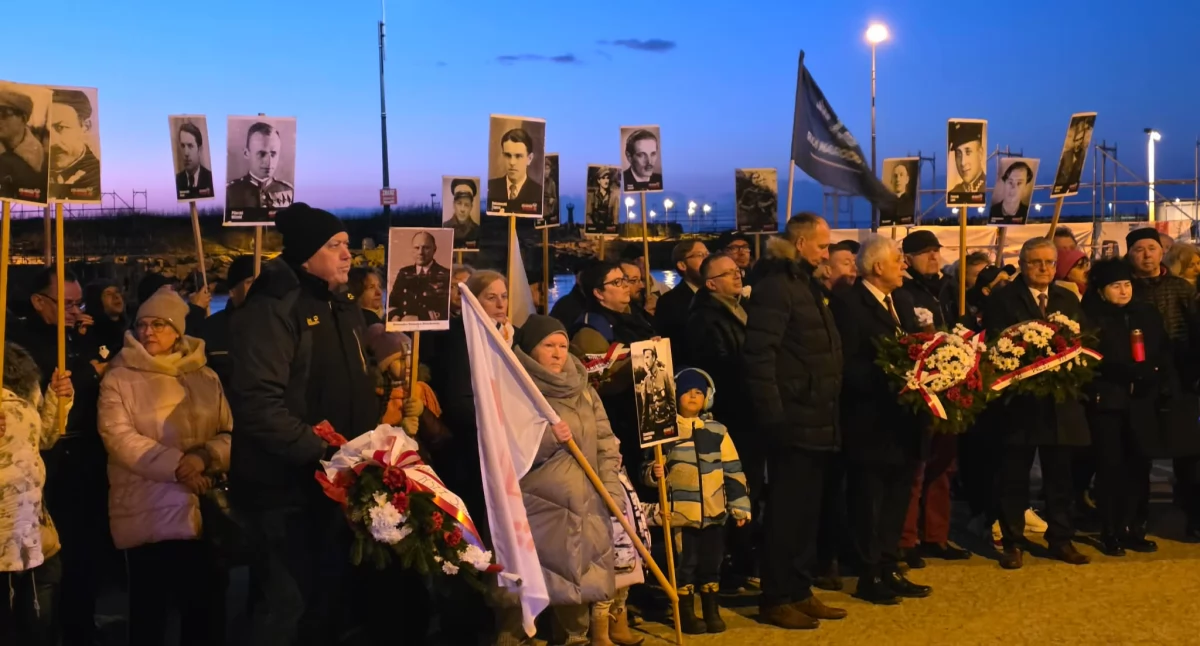 Wiadomości, Modlitwa przemarsz znicze Kołobrzeg uczcił Żołnierzy Wyklętych - zdjęcie, fotografia