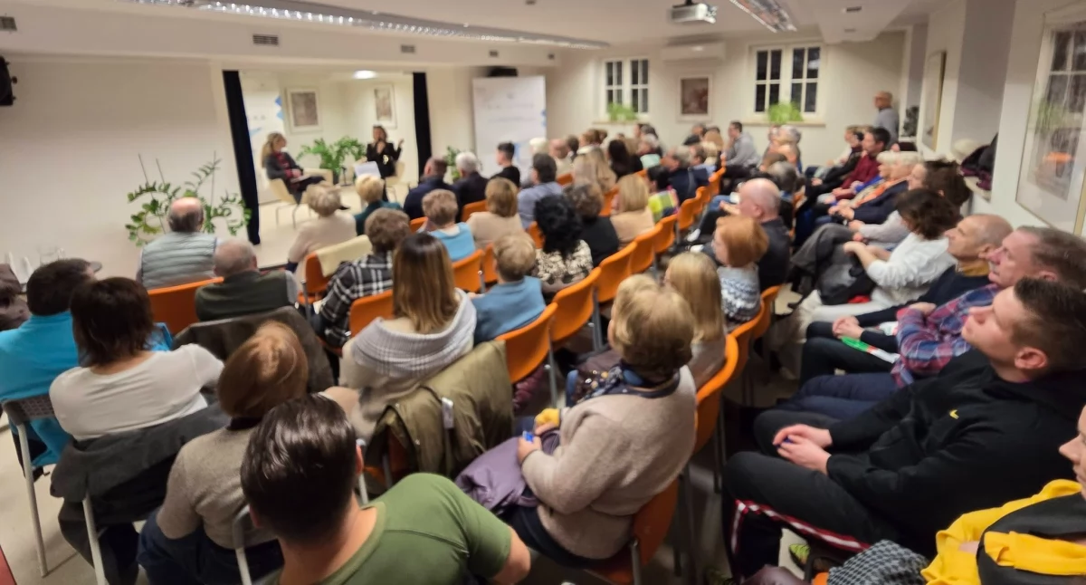 Biblioteka, Spotkania autorskie reportaże warsztaty Marzec pełen wydarzeń bibliotece - zdjęcie, fotografia
