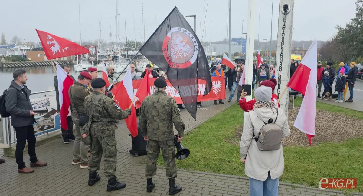 Wiadomości, Patriotyczne wydarzenie Kołobrzegu Przemarsz uroczystości Pomniku Zaślubin - zdjęcie, fotografia