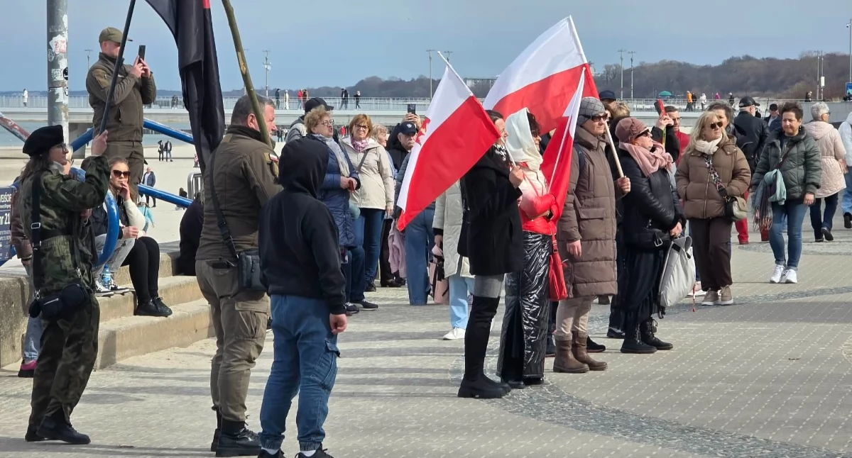 Wiadomości, symboliczne zaślubiny Bałtykiem Patriotyczne obchody Pomniku - zdjęcie, fotografia