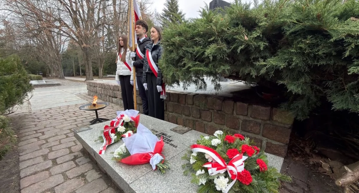Wiadomości, Uczcili bohaterkę Kołobrzeg Złożono kwiaty grobie Emilii Gierczak - zdjęcie, fotografia