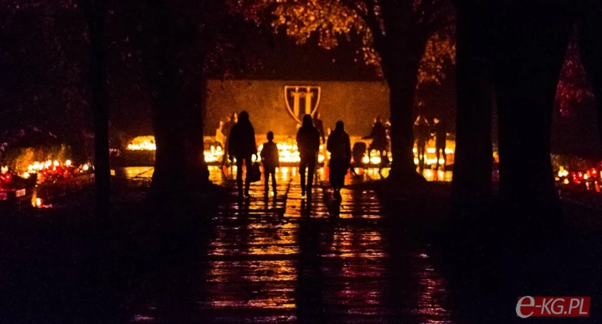 Wiadomości, Mieszkańcy chcą oświetlenia cmentarza Kołobrzegu wniosek radnych - zdjęcie, fotografia