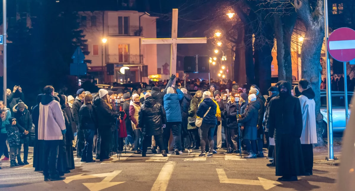 Wiadomości, Setki wiernych przeszły ulicami Kołobrzegu Droga krzyżowa centrum miasta - zdjęcie, fotografia
