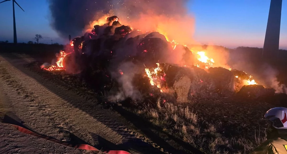 Straż Pożarna, Alarm Ogień strawił baloty siana - zdjęcie, fotografia