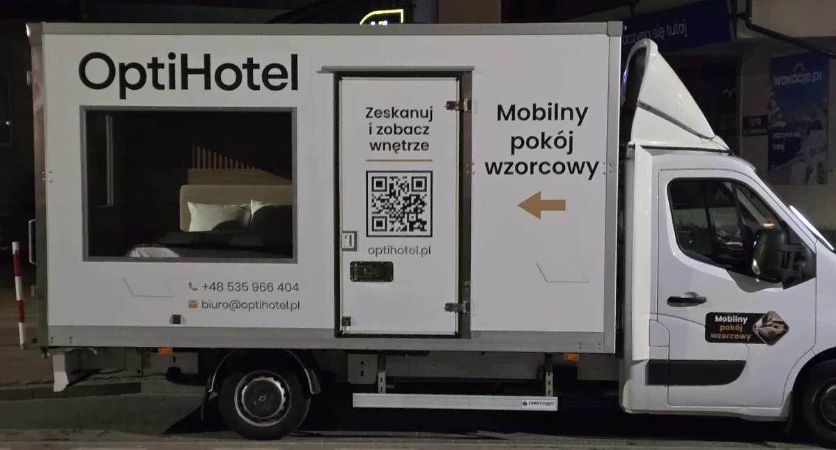 Wiadomości, Pokój hotelowy kołach zaparkował centrum miasta nietypowy pojazd - zdjęcie, fotografia