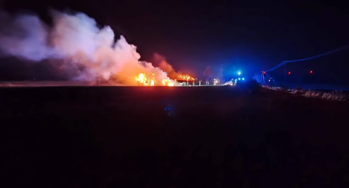 Straż Pożarna, Nocna akcja strażaków Sześć jednostek walczyło pożarem - zdjęcie, fotografia