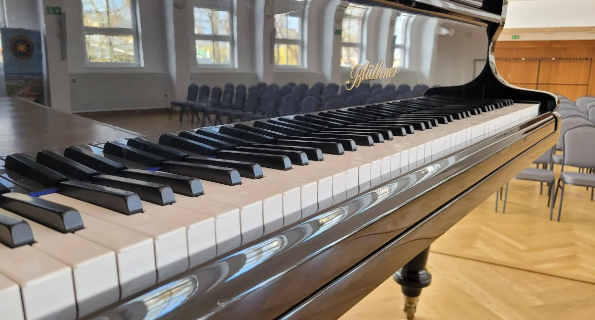 Wiadomości, Wyjątkowy prezent liceum Ponad letni instrument trafi szkolnej - zdjęcie, fotografia