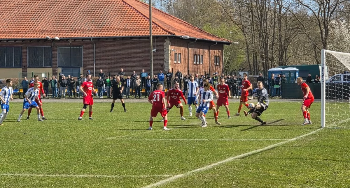 Piłka nożna, Szybka odpowiedź skuteczna zmiana Kotwica kompletem punktów - zdjęcie, fotografia