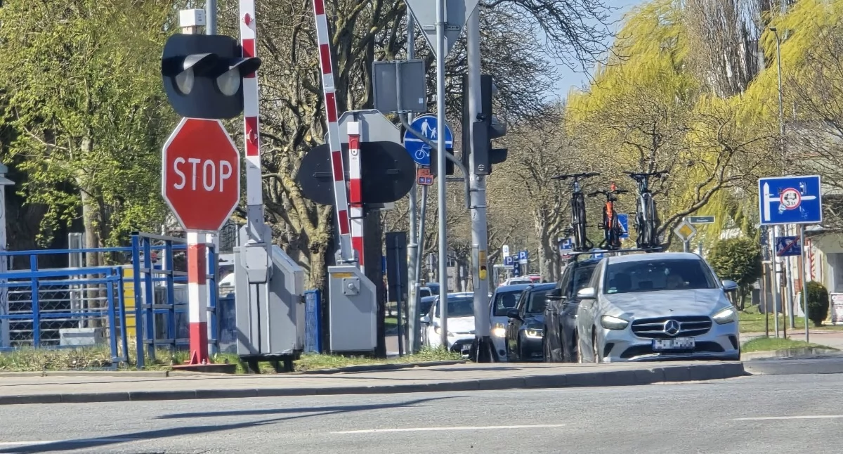 Wiadomości, Silny wiatr uszkodził rogatki Kierowcy ignorują przejeździe - zdjęcie, fotografia