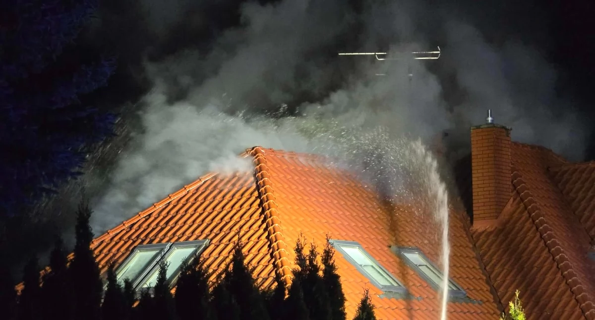 Wiadomości, Strażacy walczą pożarem Ogień zaczął przenosić budynek mieszkalny - zdjęcie, fotografia