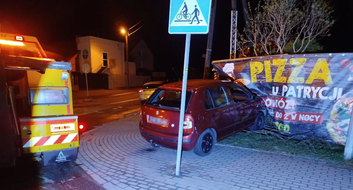 Wypadki drogowe, uderzyło ogrodzenie Kierowca zniknął kolizji - zdjęcie, fotografia