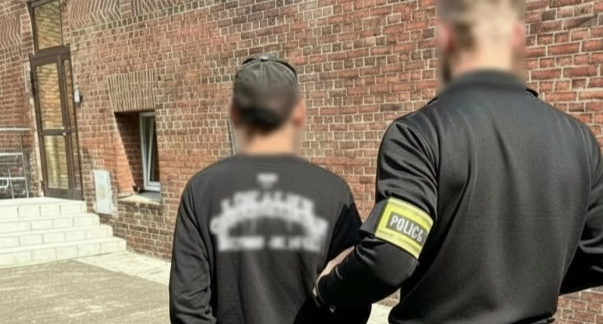 Wiadomości, Policjanci zatrzymali dwóch poszukiwanych mężczyzn - zdjęcie, fotografia