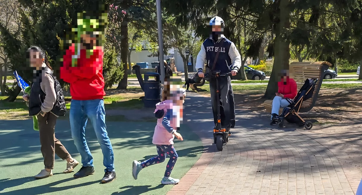 Wiadomości, zabaw hulajnóg Niebezpieczną sytuację uchwycił fotoreporter  - zdjęcie, fotografia