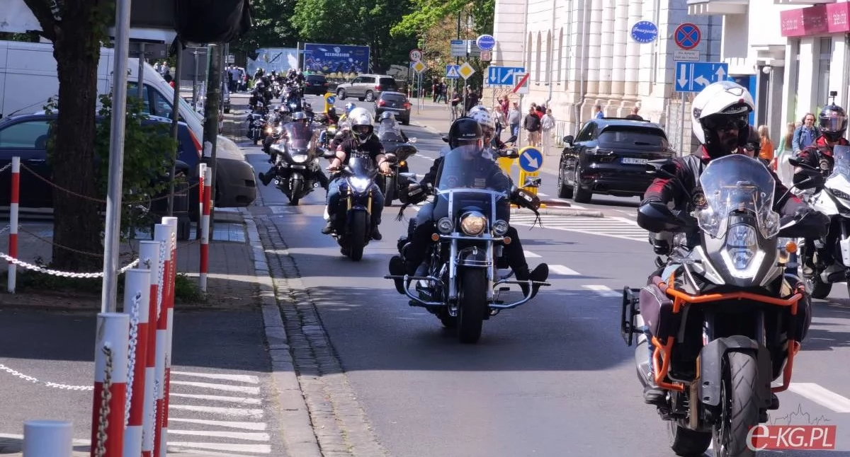 Wiadomości, Motocykliści opanują centrum Kołobrzegu Akcja pomocą potrzebującym promocją krwiodawstwa - zdjęcie, fotografia