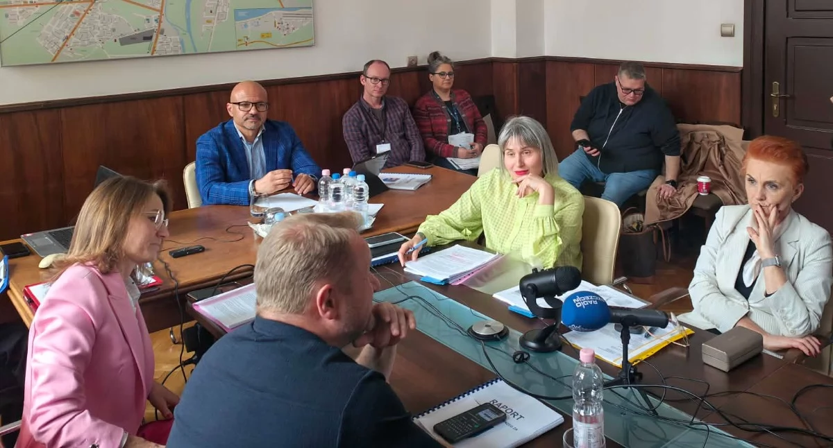 Wiadomości, Prawie podpisów przeciw inwestycji Arciszewskiego komisji podjęto decyzję sprawie petycji - zdjęcie, fotografia