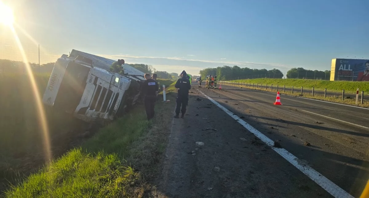 Wiadomości, Ciężarówka rowie Duże korki zablokowana droga - zdjęcie, fotografia
