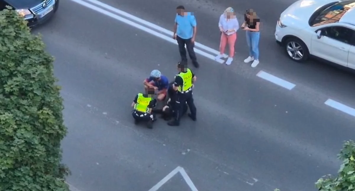Wypadki drogowe, Potrącenie pieszej centrum utrudnienia ruchu - zdjęcie, fotografia