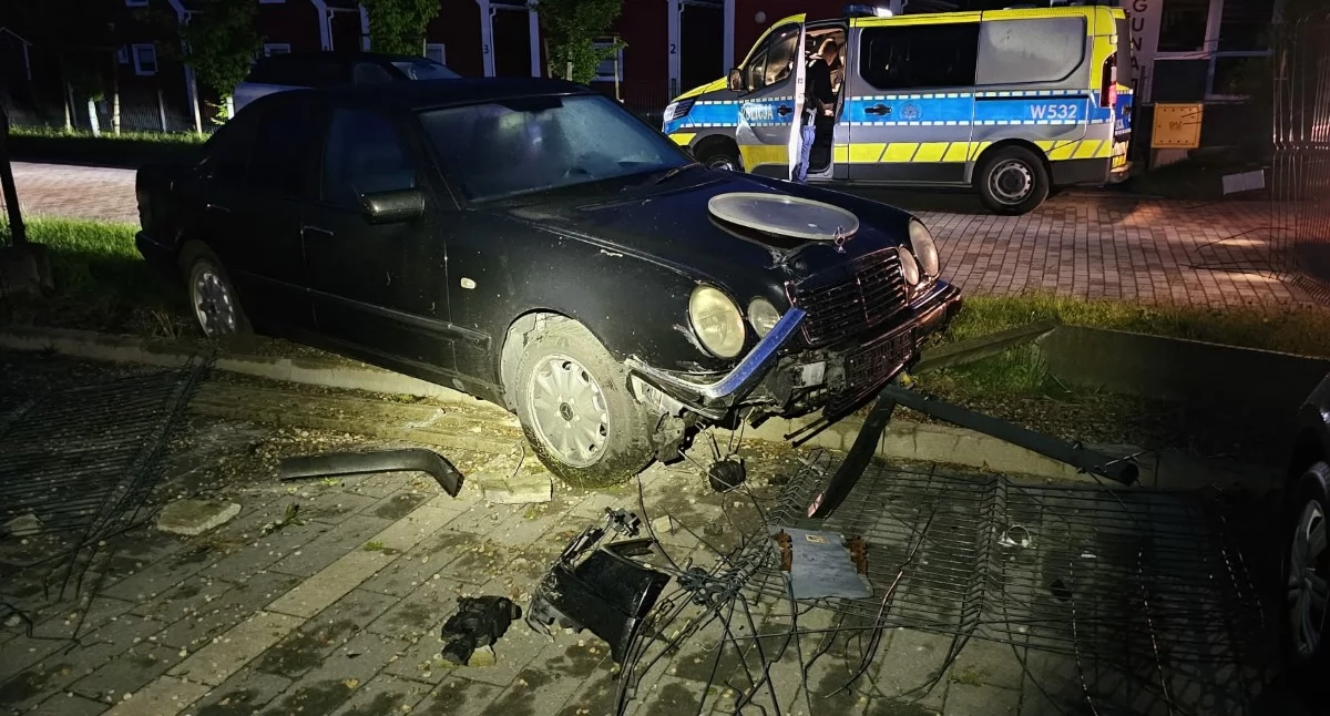 Wiadomości, Pijany latek wjechał ogrodzenie uszkodził samochód - zdjęcie, fotografia
