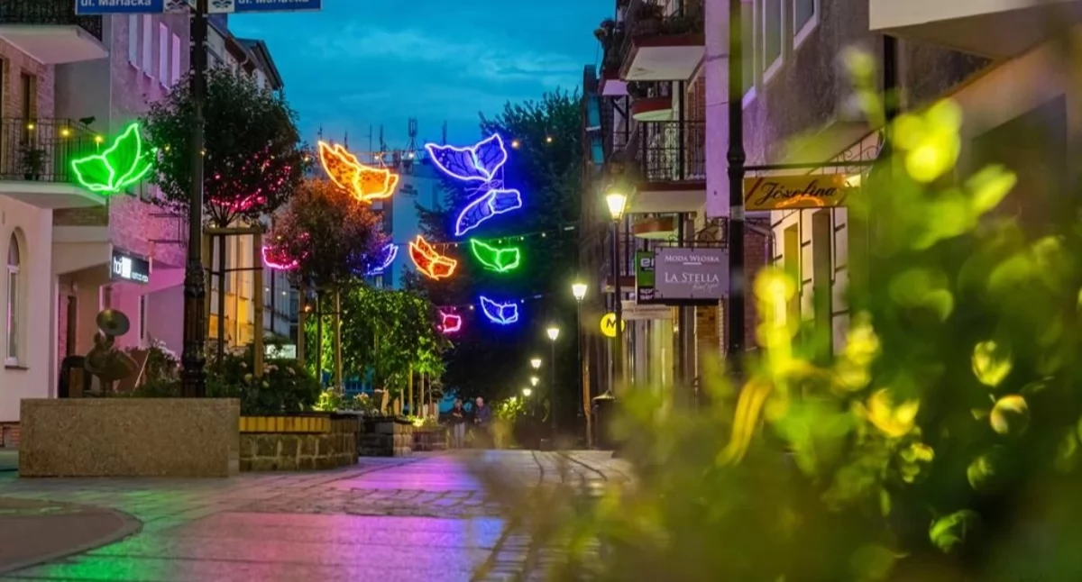 Wiadomości, Wracają kolorowe motyle Rozpoczął montaż letnich iluminacji - zdjęcie, fotografia