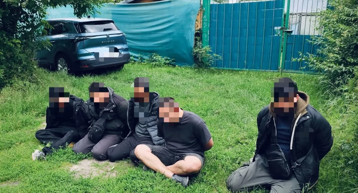 Straż Graniczna, Zatrzymano kurierów ośmiu migrantów akcji pomogli funkcjonariusze Kołobrzegu - zdjęcie, fotografia