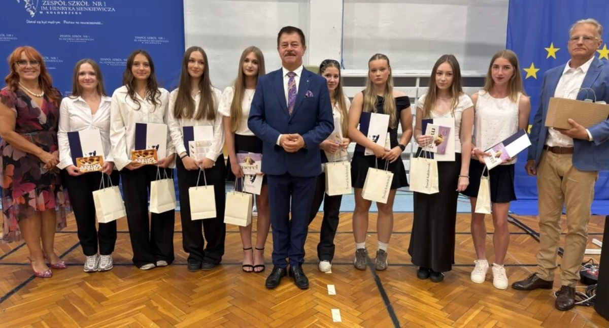 Starostwo Powiatowe, Sukcesy uczniów nagrodzone Starosta wręczył wyróżnienia - zdjęcie, fotografia