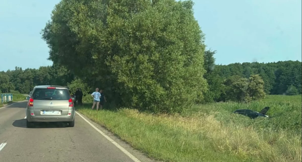 Wypadki drogowe, dachował kilkanaście metrów drogą Zderzenie nadmorskiej trasie - zdjęcie, fotografia