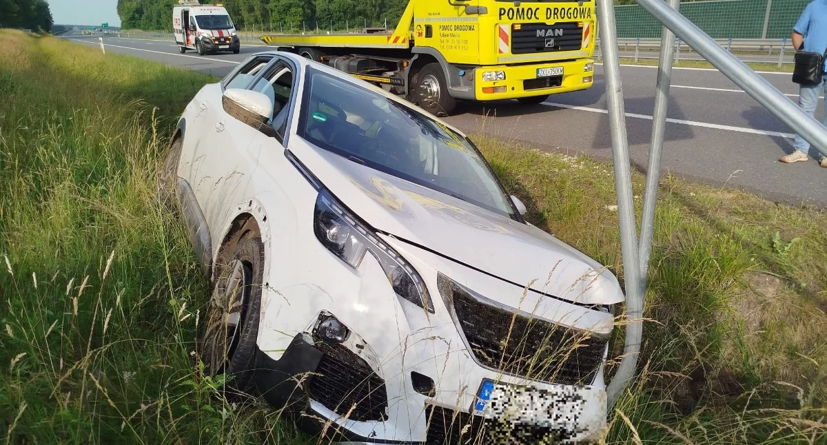 Wypadki drogowe, Peugeot wjechał tablicę Kolizja między węzłami Kołobrzeg Wschód Zachód - zdjęcie, fotografia