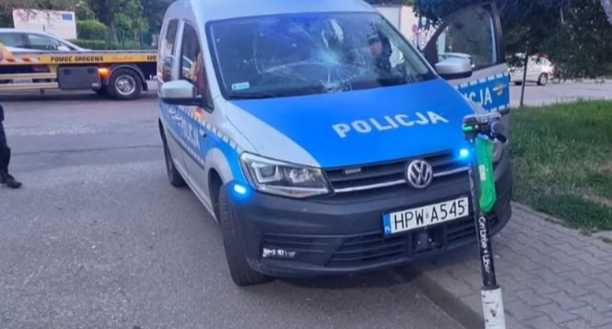 Wiadomości, Rzucił hulajnogą policyjny radiowóz Mężczyzna został zatrzymany - zdjęcie, fotografia