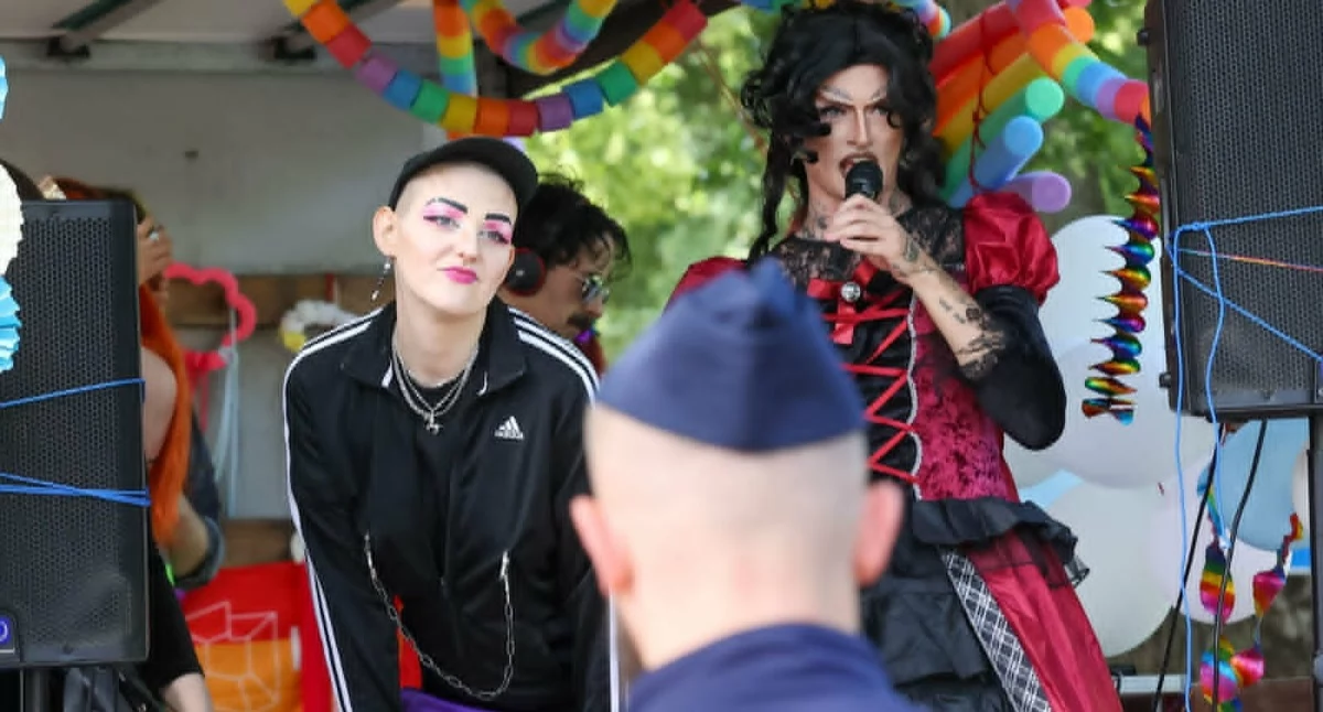 Wiadomości, Muzyka tęczowe flagi spokojny przemarsz wyglądał Marsz Równości Kołobrzegu [foto wideo] - zdjęcie, fotografia