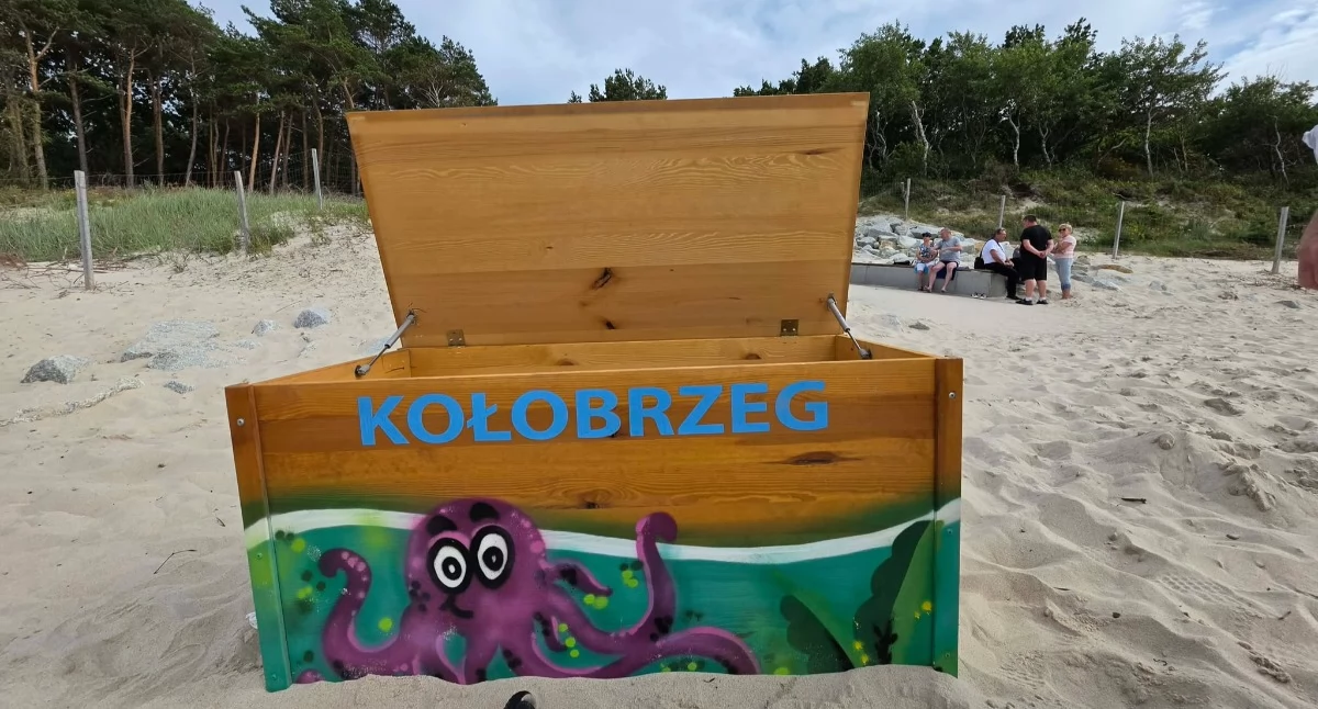 Wiadomości, Plażowe skrzynie zabawkami wróciły kołobrzeskie plaże - zdjęcie, fotografia