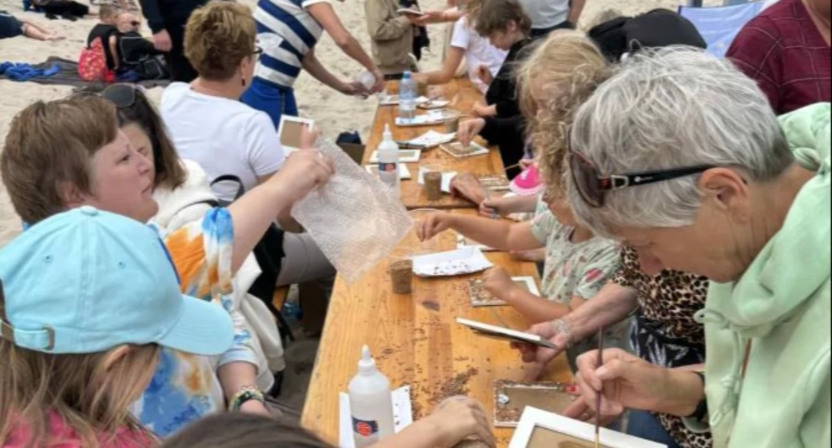 Wiadomości, Weekend plaży Kołobrzegu Poławianie bursztynu Farba Golden - zdjęcie, fotografia