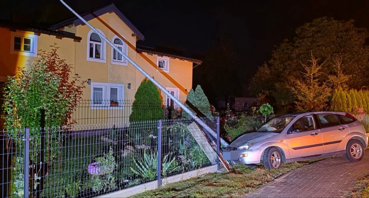 Inwestycje, Zamiast skręcić pojechał prosto Uszkodził latarnię ogrodzenie - zdjęcie, fotografia