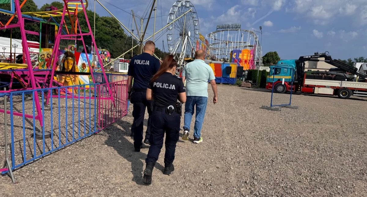 Kronika policyjna, Policjanci sprawdzili sezonowe lunaparki Kontrole Kołobrzegu Ustroniu Morskim Dźwirzynie - zdjęcie, fotografia
