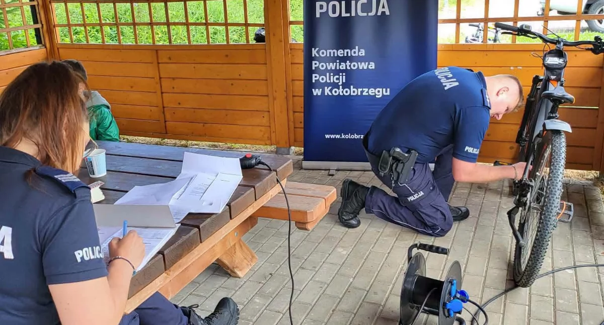 Kronika policyjna, Policjanci znakowali rowery Niekaninie możliwości można korzystać przez cały - zdjęcie, fotografia