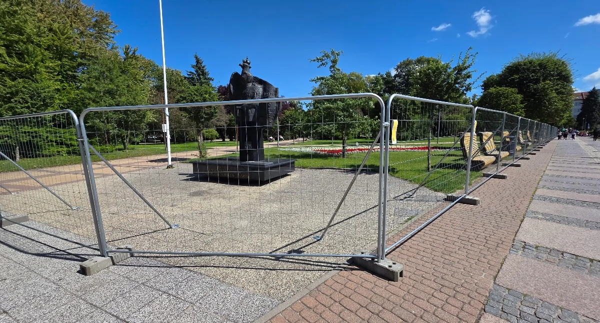 Wiadomości, Zielone Tarasy Kultury Wykonawca ogrodził Skwer Pionierów - zdjęcie, fotografia