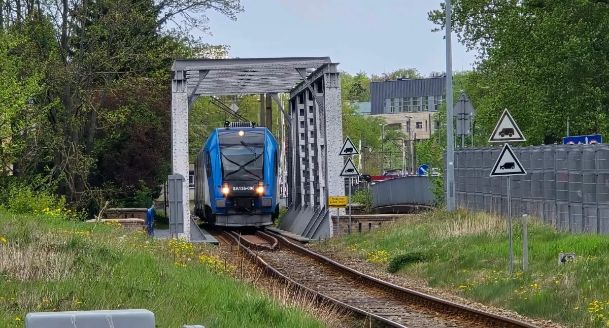 Wiadomości, Mężczyzna potrącony przez pociąg Służby wyjaśniają przyczyny zdarzenia - zdjęcie, fotografia