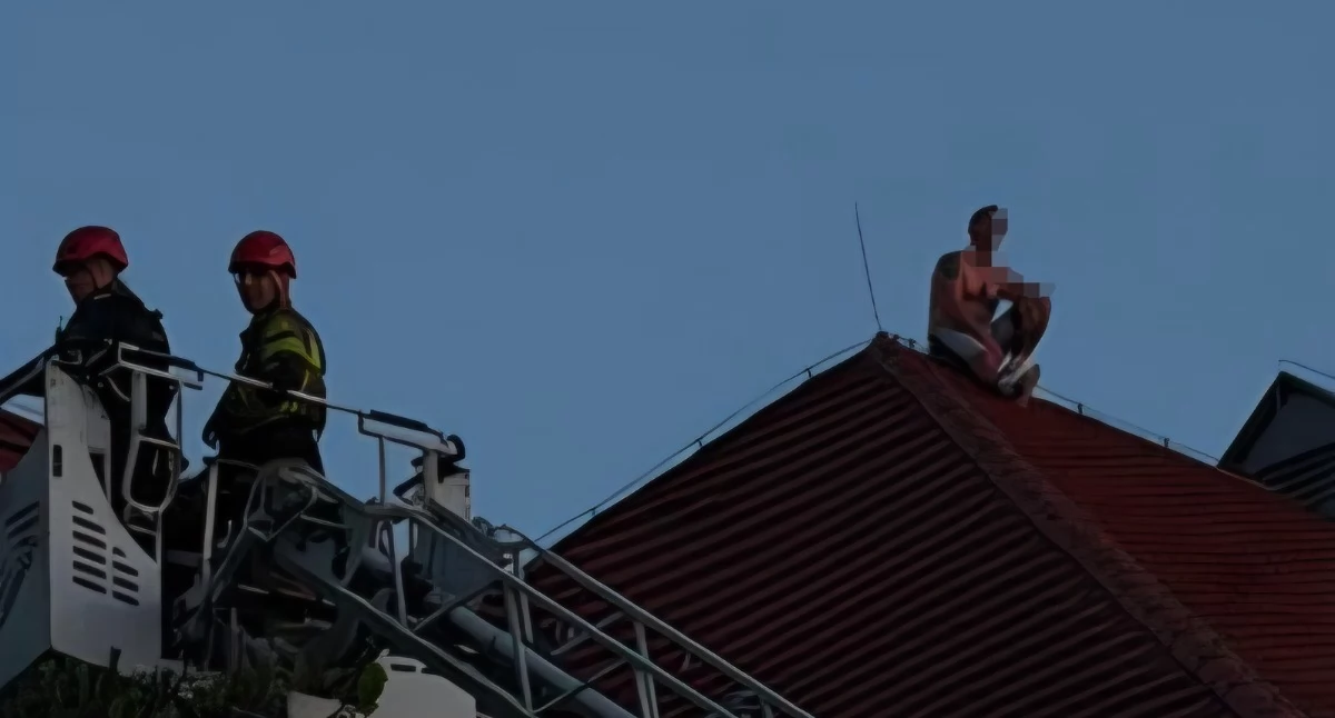 Wiadomości, Mężczyzna biega dachu szkolnych budynków Interweniuje straż pożarna - zdjęcie, fotografia