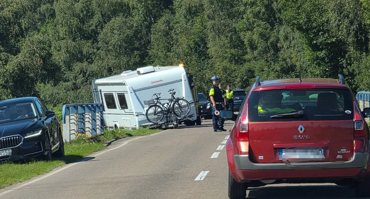 Wiadomości, Przyczepa kempingowa rowie Utrudnienia nadmorskiej trasie - zdjęcie, fotografia