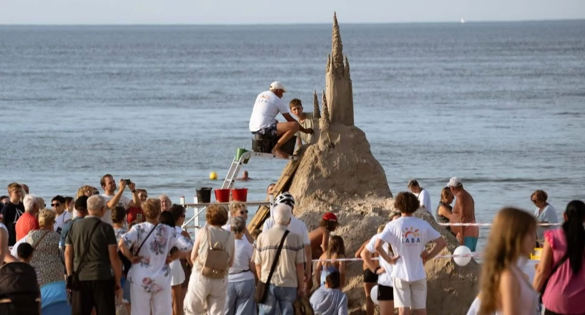 Wiadomości, Kołobrzeg nowym rekordem Polski Najwyższy zamek piasku powstał plaży centralnej [zdjęcia] - zdjęcie, fotografia