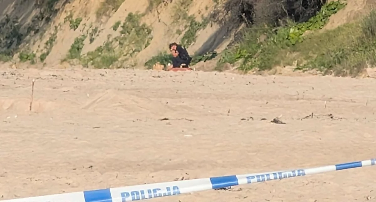 Wiadomości, Niewybuchy plaży Kołobrzegu Policja wygrodziła część terenu - zdjęcie, fotografia