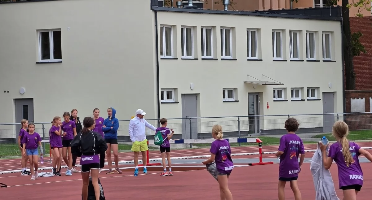 Wiadomości, szatnie sanitariaty elewacja Zaplecze sportowe modernizacji - zdjęcie, fotografia