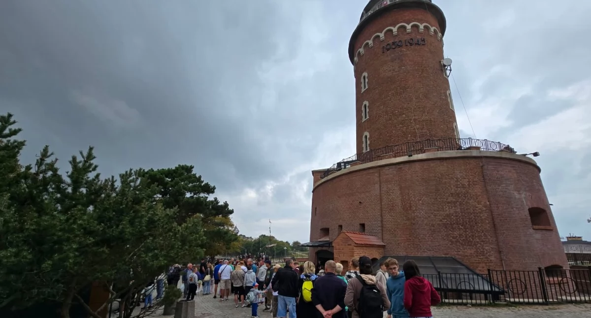 Wiadomości, Mało plażowo więc turyści ruszyli miasto latarnią kolejka - zdjęcie, fotografia