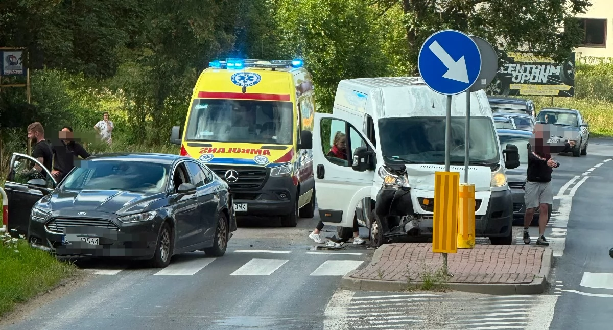 Wiadomości, Zderzenie dwóch samochodów odbywa wahadłowo - zdjęcie, fotografia