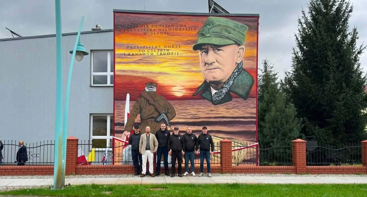 Wiadomości, Historia kaprala Niewidziajły połączyła Sławę Kołobrzeg Kibice Kotwicy wsparli wyjątkową inicjatywę - zdjęcie, fotografia