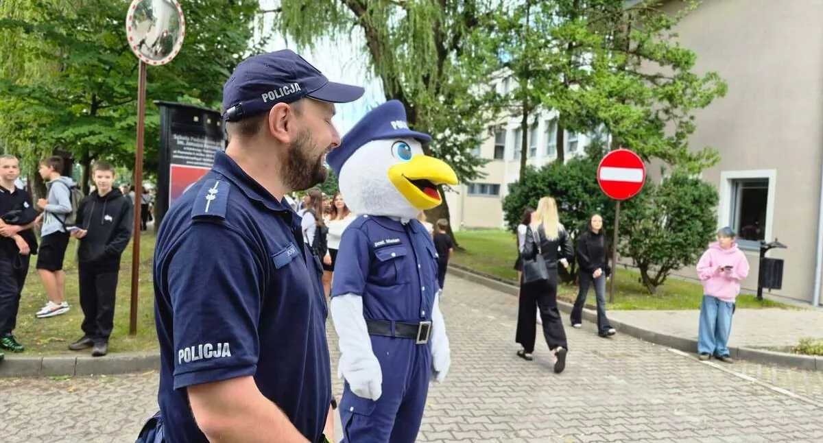 Wiadomości, Policjanci pojawili szkołach Kontrolowali kierowców witali najmłodszych - zdjęcie, fotografia