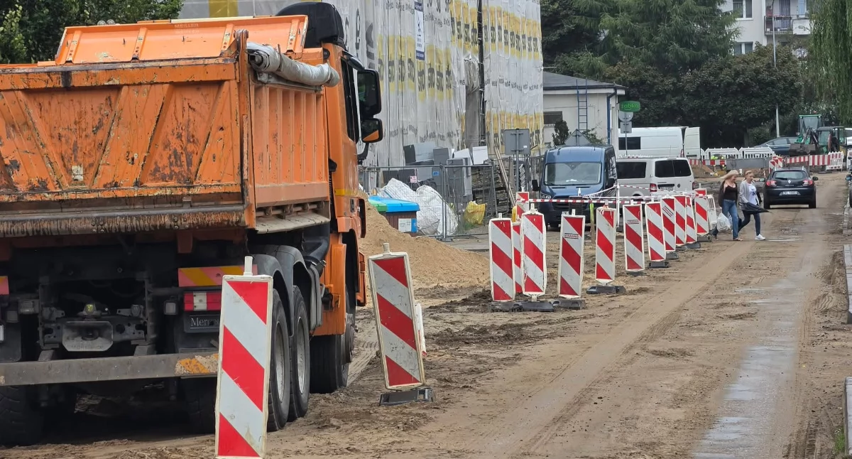 Inwestycje, Podziemne sieci komplikują remont Przebudowa Bogusława potrwa dłużej zakładano - zdjęcie, fotografia