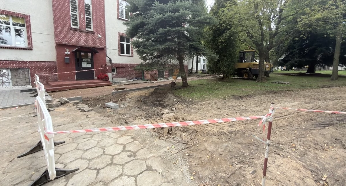 Wiadomości, Ponad tysięcy złotych modernizację terenu szkole bursie - zdjęcie, fotografia