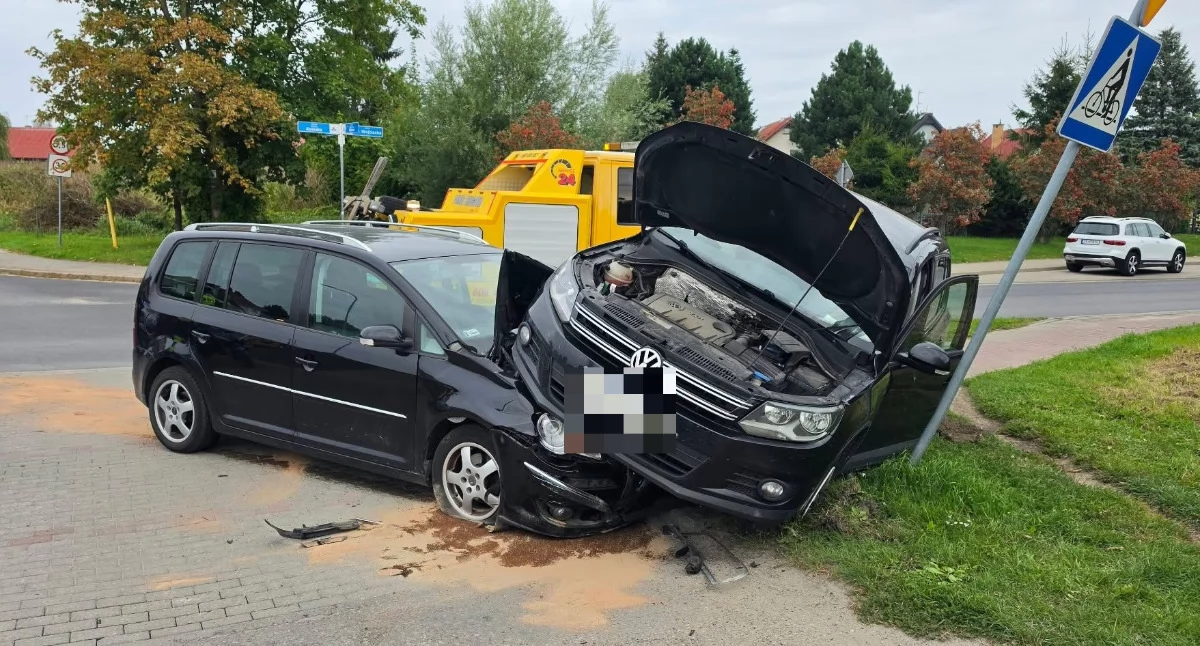Wypadki drogowe, rozbite jedno Kolizja skrzyżowaniu okolicach cmentarza - zdjęcie, fotografia